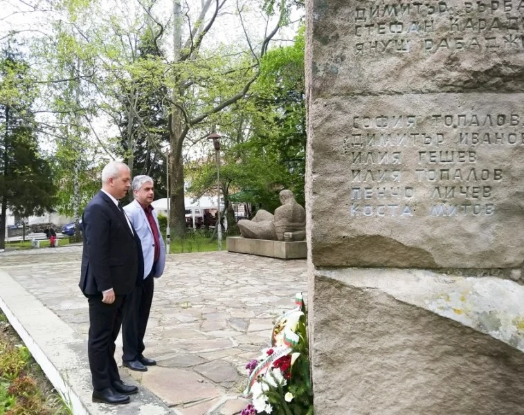 Йордан Младенов и д-р Николай Пенев поднесоха цветя за Гергьовден