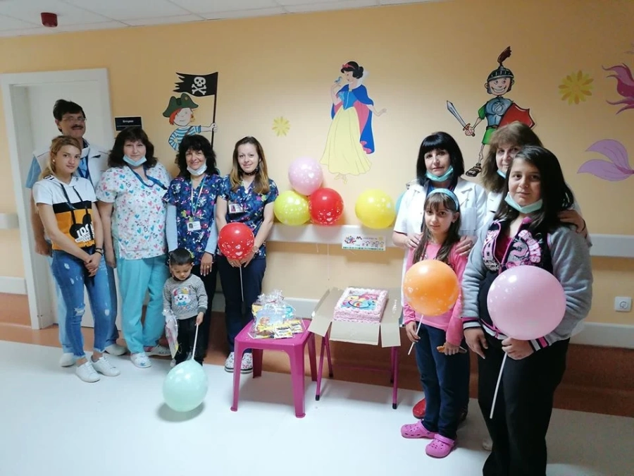 Подаръци и торта за най-малките пациенти на \