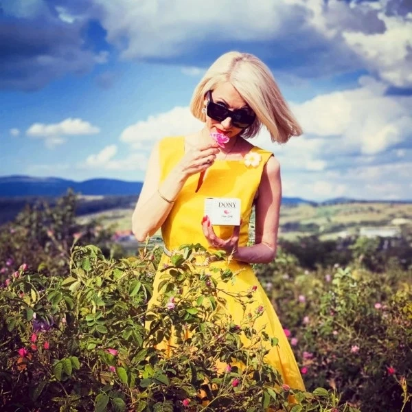 Дони Чачова с фотосесия в розова градина, рекламира свой бранд