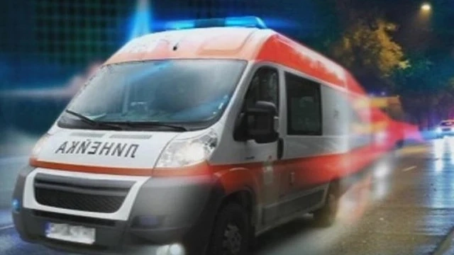 Шофьор бере душа след удар в дърво