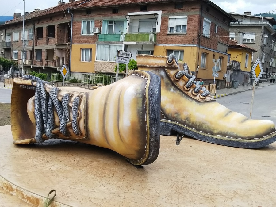Кметът дал и проекта за Обувките