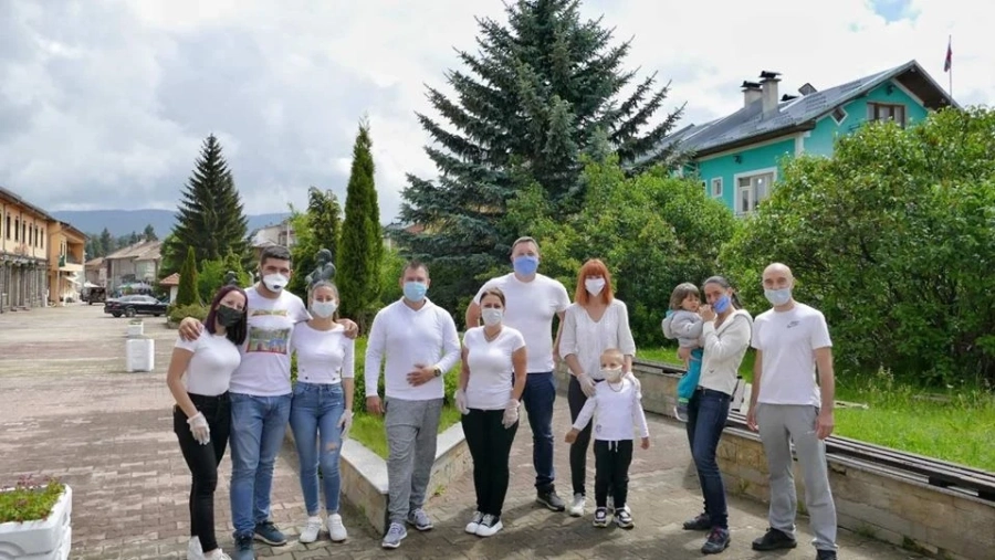 Доброволци раздават хранителни пакети на стойност 10 000 лева на хора в нужда