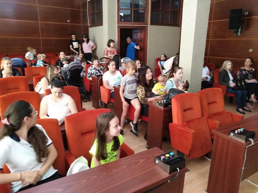 Кметът връчи на 47 семейства от общината удостоверения за ползване на една от двете детски кухни