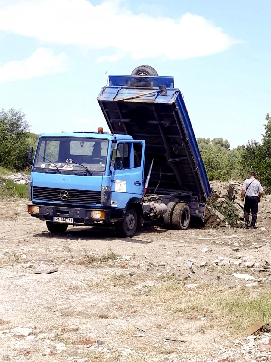 Граждани алармират: Камиони засипват с боклук Тополница