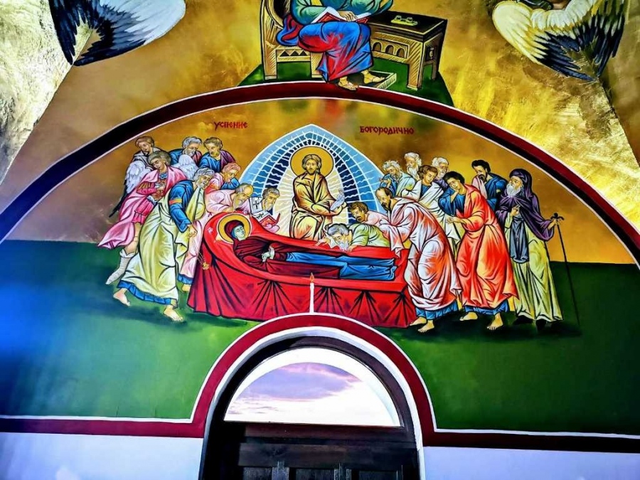 Параклисът „Света Богородица“ грейна зографисан за празниците