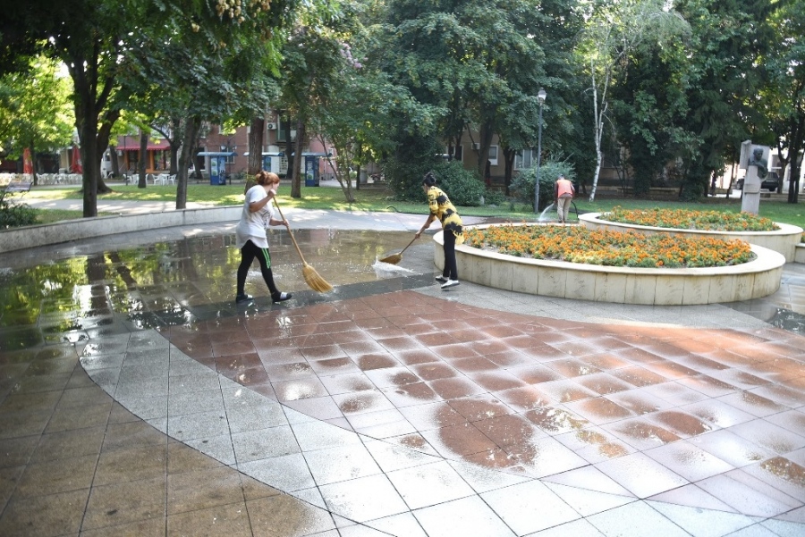 Общината подменя пейките в Градската градина след допълнителна дезинфекция и цялостно почистване на парка