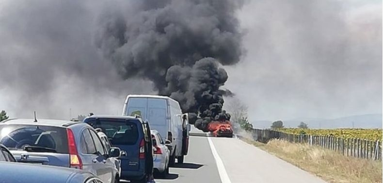 Лек автомобил се запали на 69-ти километър от АМ Тракия