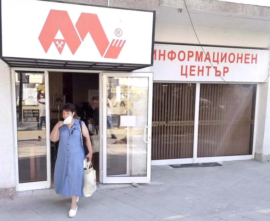 Трудноподвижни ветерани получиха по домовете подаръци от „Асарел-Медет“АД