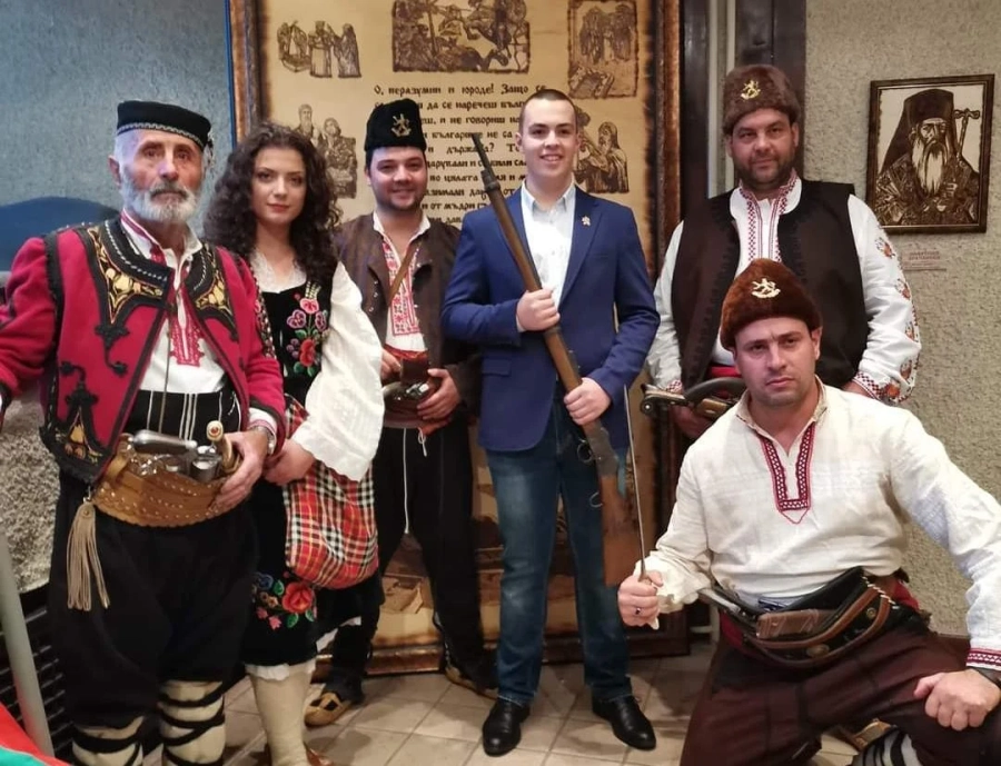 6780 лева за ден събраха за онкоболни деца патриотичните пирографии на Илиян Пенев