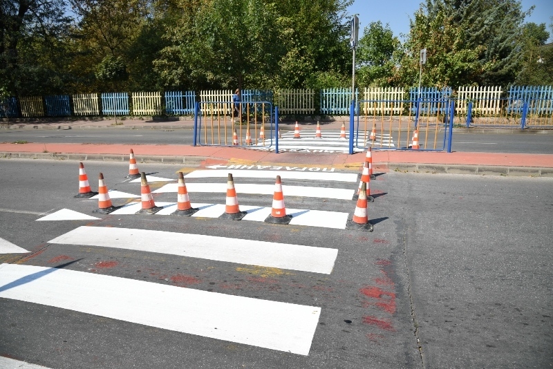 Подновяват пешеходните пътеки и маркировката около училищата в общината до 15 септември