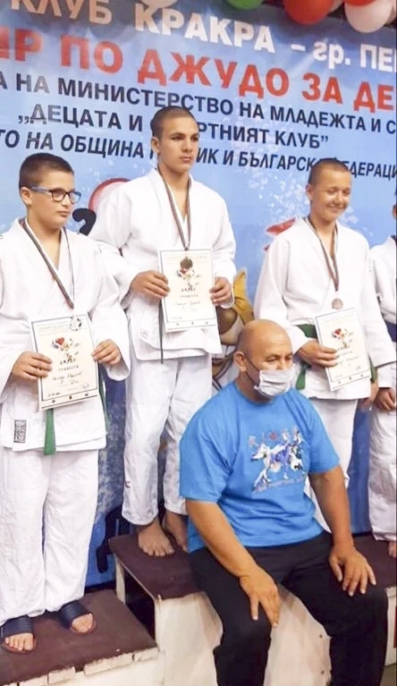 С първия звънец - 4 златни и 4 сребърни медала за джудистите на Спортното училище и ”Кодокан”