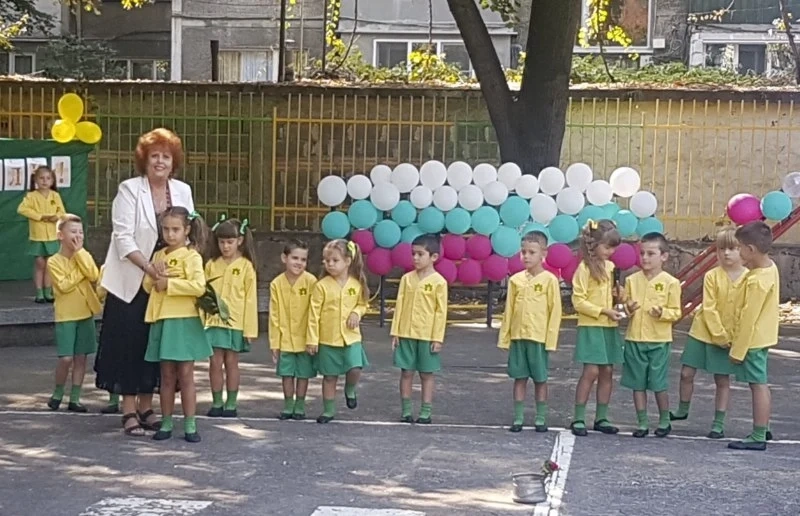 Песни и стихчета огласиха двора на ДГ ”Здравец”