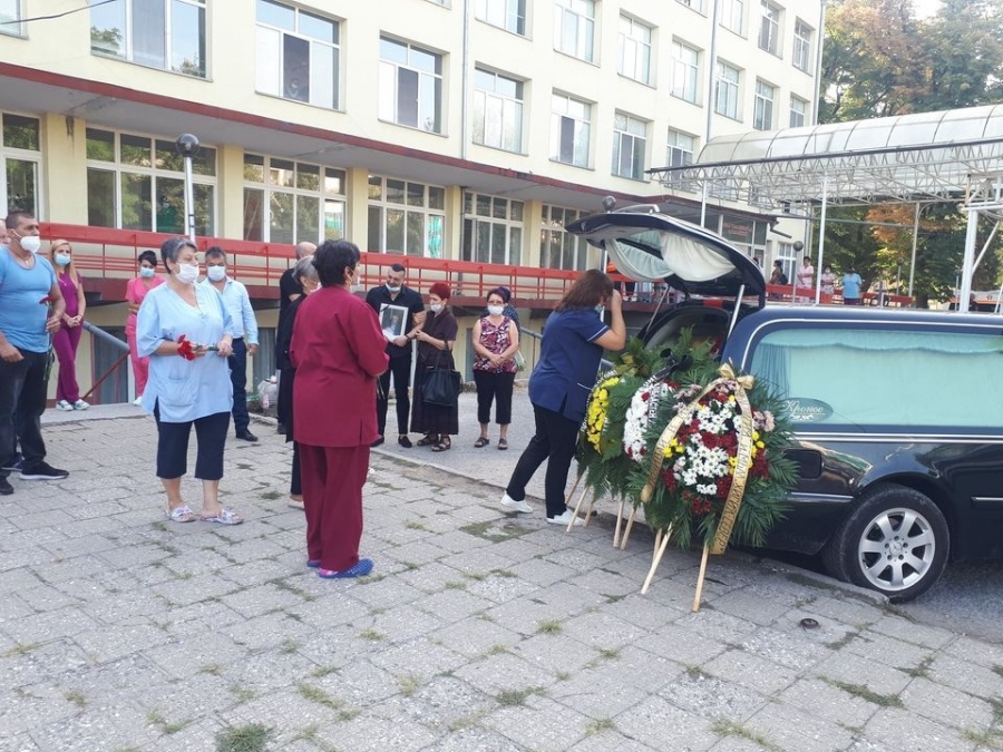 Вой на сирени, аплодисменти и цветя за сбогом с д-р Петър Станоев