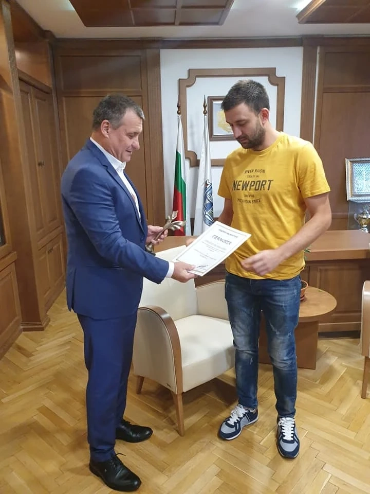 Кметът на Велинград награди ентусиаст, изкачил Монблан и Матерхорн