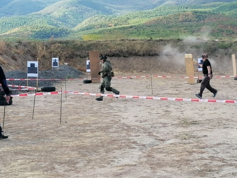 Полицаи стреляха с калашници на полигона