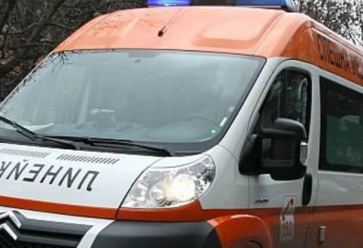 Камион се блъсна в лека кола, човек загина