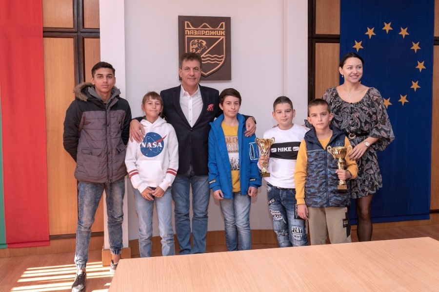 Още пет деца-спортисти бяха отличени от Тодор Попов и Рени Камберова