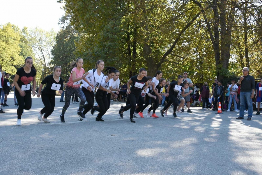 Над 180 ученици от 15 училища бягаха в Лекоатлетически крос „Златна есен“