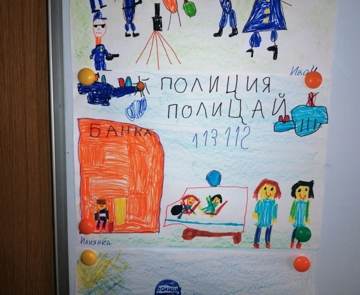 Изложба от детски рисунки в полицията преди празника
