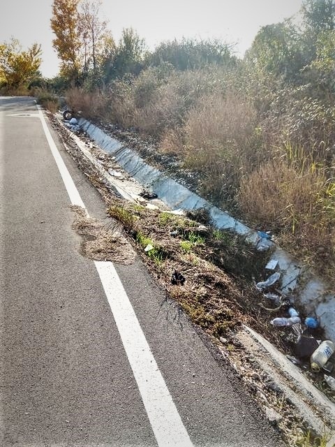 Читатели: Обновиха пътя за Пловдив, отстрани има локални сметища