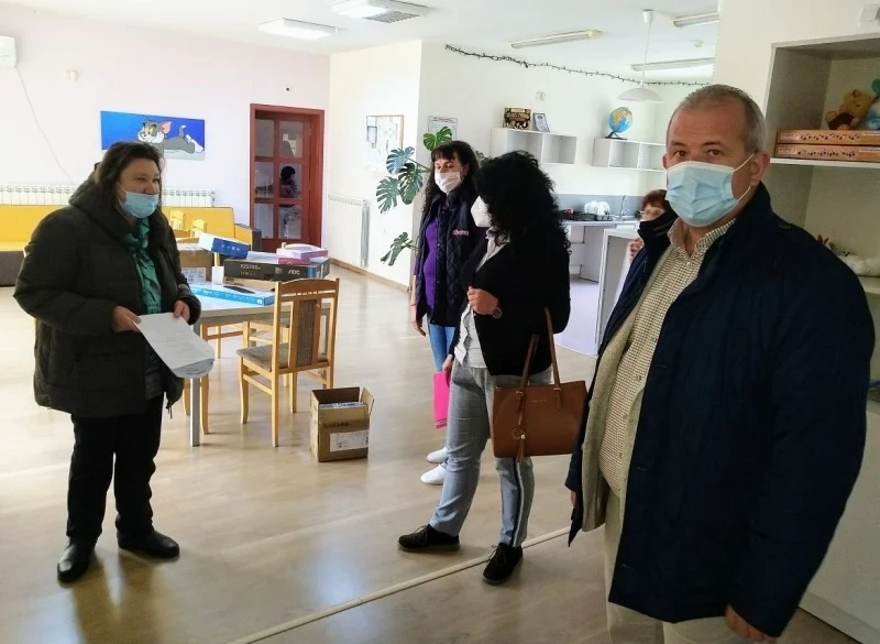 Преносими компютри и таблети получи Център за настаняване от семеен тип за деца без увреждания в Пещера