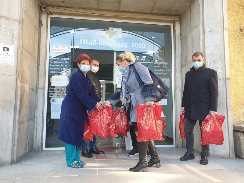 Медиците на първа линия в Общинската болница получиха дарение