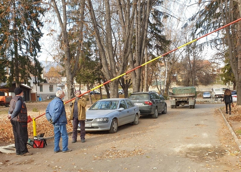 Спряха достъпа на автомобили в парка пред Курортна поликлиника