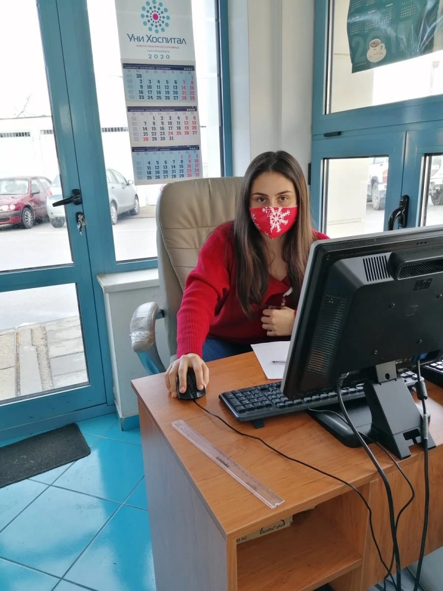 Ралица, която мечтае да стане лекарка, е доброволка в „Уни Хоспитал”