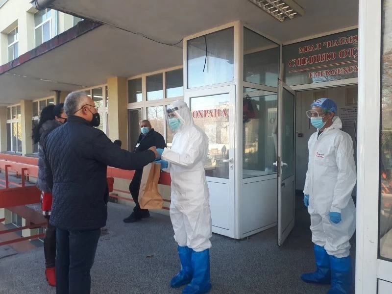 Топъл обяд за 22 спешни медици