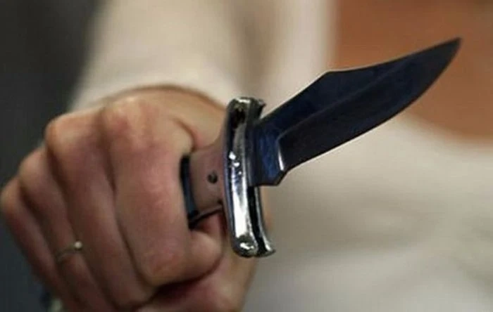 Жена с нож нападна полицай