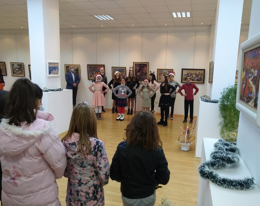 Кметът Младенов се срещна с децата сираци в навечерието на Коледа