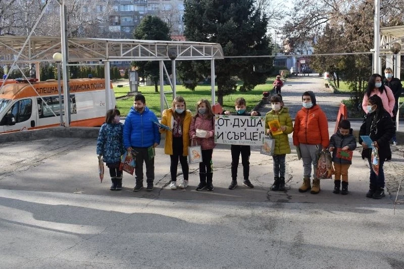 300 картички и стихчета за медиците от ОУ „Любен Каравелов”