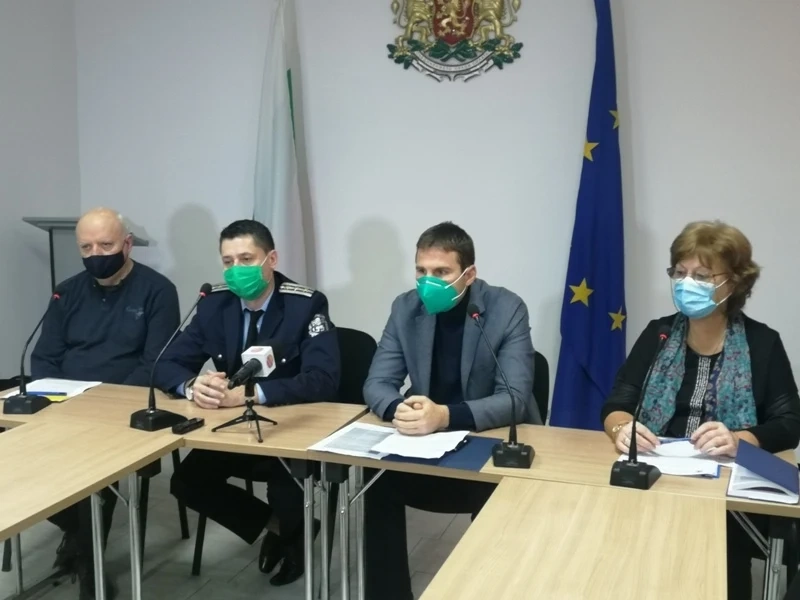 Продължават засилените проверки за спазване на противоепидемичните мерки.