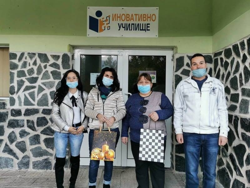 Младите социалисти от Пазарджик дариха таблети на нуждаещи се деца