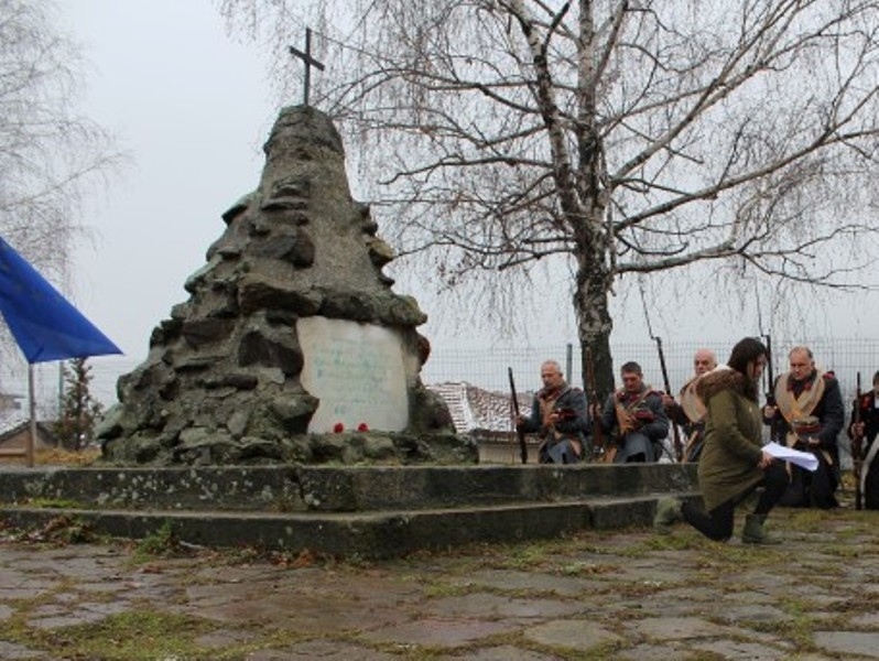 С венци и преклонение почетоха освободителите в Панагюрско