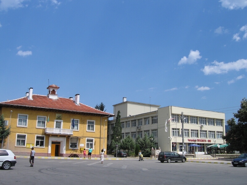 Празненство се вихри в заведение - всички без маски