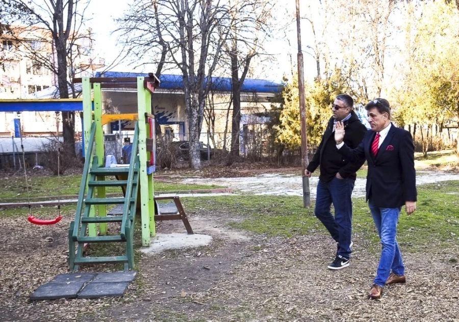 Започна обновяването на парка при „Ескулап”