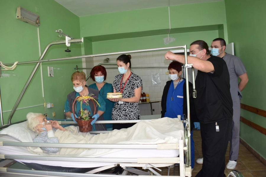 Медици изненадаха с торта 98-годишна пациентка