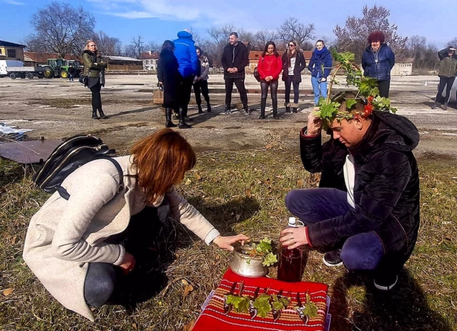 Ритуално зарязаха лозята в ПГСС „Царица Йоанна“