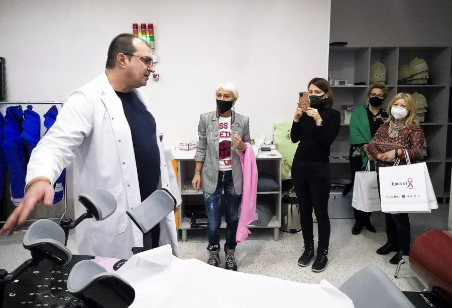 Фондацията на Нана дари шалове и специализирана козметика на онкопациенти