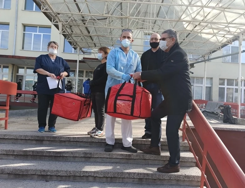 Предприемачите поемат топлия обяд за медиците до края на месеца