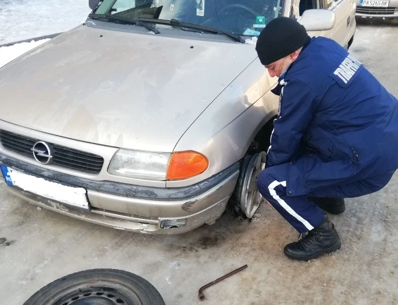 Полицаи помогнаха на закъсала 74-годишна шофьорка