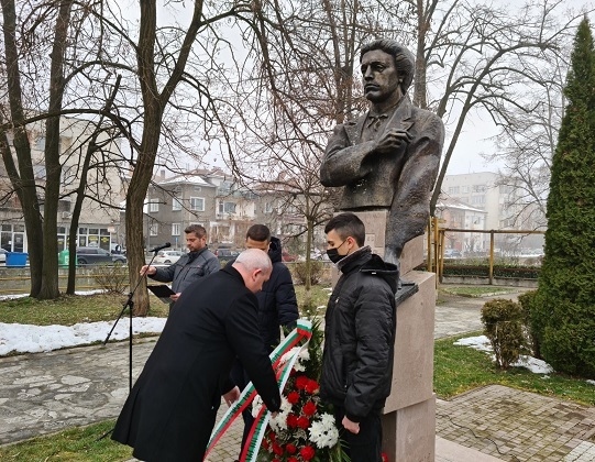 В Пещера се поклониха пред паметника на Апостола