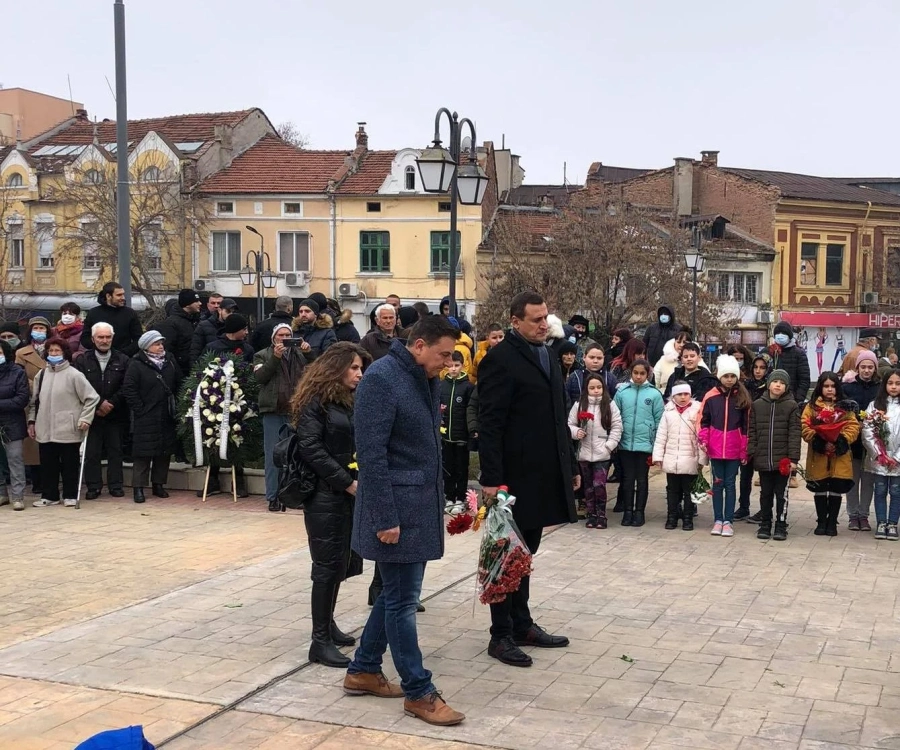 ГЕРБ се включи в поднасянето на цветя пред Апостола