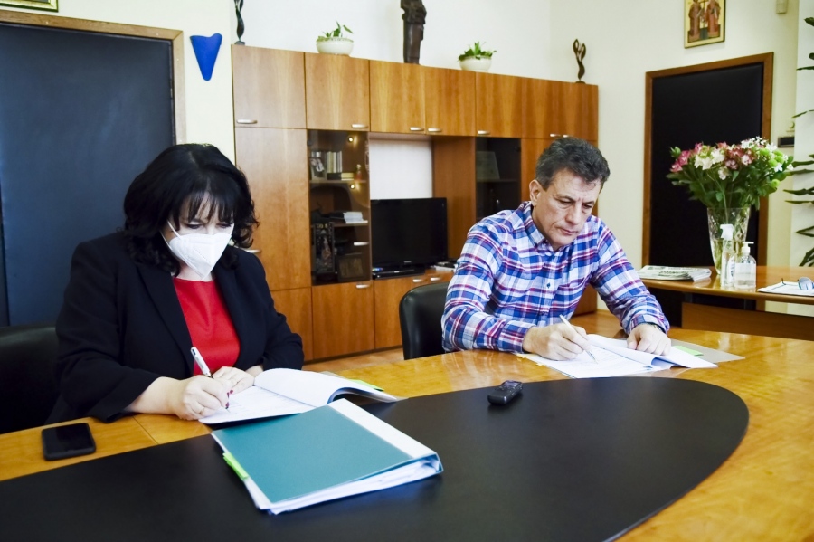 Министър Петкова и Тодор Попов подписаха договора за уличното осветление