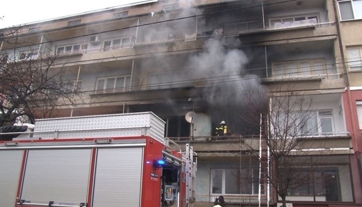 Възрастни мъж и жена са ранени при пожар в апартамент
