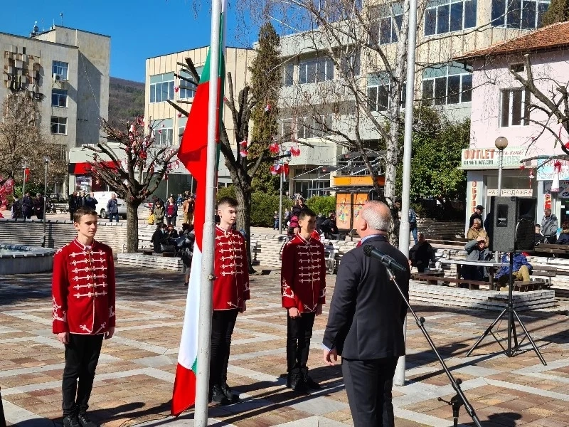 Пещерци се поклониха пред падналите за свободата на България