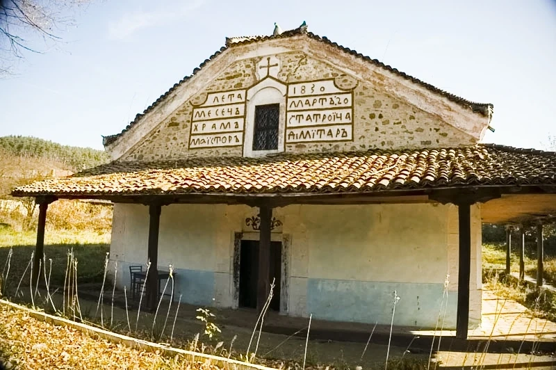 Църквата, дала кръста на Хвърковатата чета, се руши