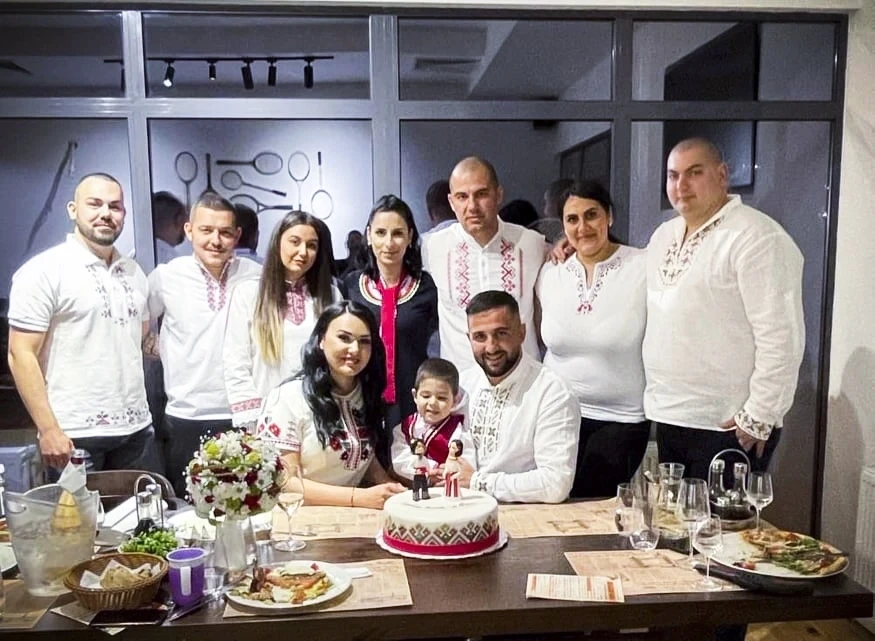 Чочков и Моника вдигнаха сватба с народни носии