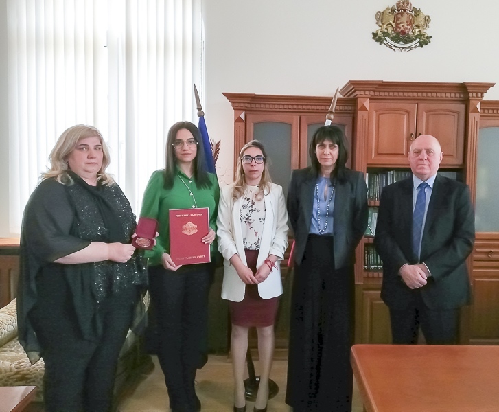 Връчиха златния почетен знак на семейството на съдия Петричев
